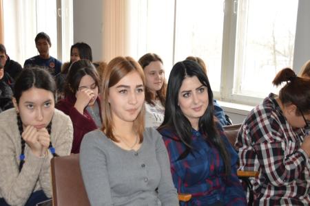 Коммунисты Калмыкии провели встречу ветеранов спорта со студентами педколледжа