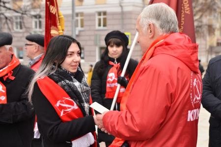 В Рязани состоялись торжественные шествие и митинг в честь 101-й годовщины Великого Октября