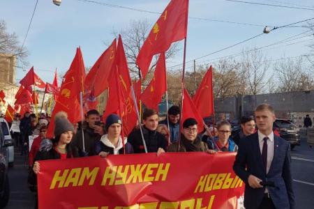 Жители Владивостока встретили торжественным шествием и митингом 101-ю годовщину Великого Октября