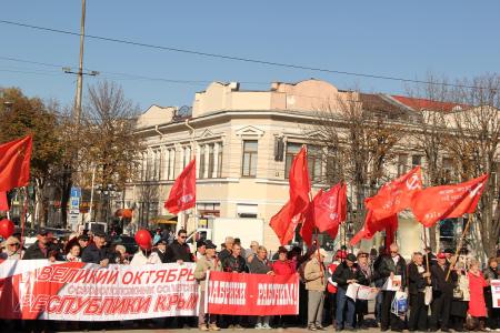 В Симферополе состоялась праздничная демонстрация и митинг, посвященный 101-й годовщине Великого Октября