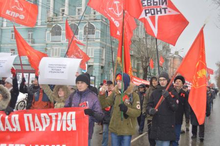 Алтайский край. Коммунисты провели праздничные демонстрацию и митинг