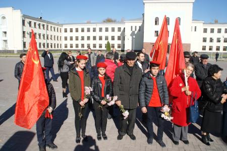 В Карачаево-Черкесии состоялся ряд мероприятий, посвященных 101-летию Великого Октября