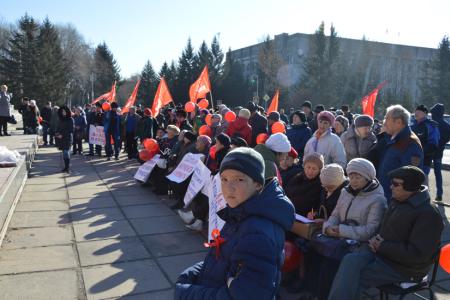 Под кумачом и с песней: коммунистическая манифестация прошла в центре Биробиджана в годовщину Октябрьской революции