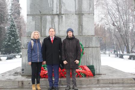 Коммунисты Республики Алтай возложили цветы к памятникам В.И. Ленину