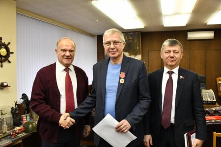 Г.А. Зюганов наградил памятными орденами ЦК КПРФ в честь 100-летия Ленинского Комсомола коллектив газеты «Правда»