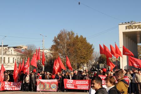 В Симферополе состоялась праздничная демонстрация и митинг, посвященный 101-й годовщине Великого Октября