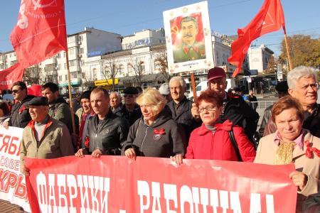 В Симферополе состоялась праздничная демонстрация и митинг, посвященный 101-й годовщине Великого Октября