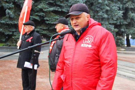 Брянские коммунисты отметили 101-летие Великого Октября на площади Революции