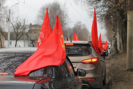 Костромские коммунисты провели красный автопробег, посвященный 101-й годовщине Великого Октября 
