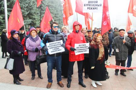 Брянские коммунисты отметили 101-летие Великого Октября на площади Революции