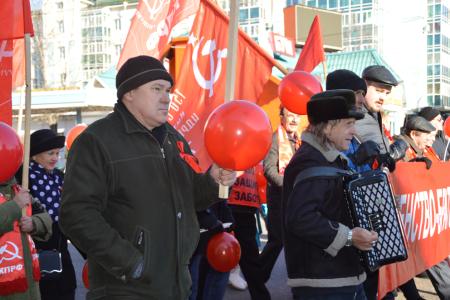 Под кумачом и с песней: коммунистическая манифестация прошла в центре Биробиджана в годовщину Октябрьской революции