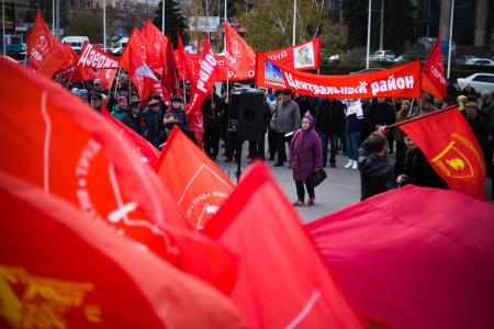 «Смело, товарищи, в ногу!» Сталинградские коммунисты встретили годовщину Великого Октября праздничной демонстрацией и митингом