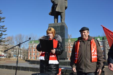 Под кумачом и с песней: коммунистическая манифестация прошла в центре Биробиджана в годовщину Октябрьской революции