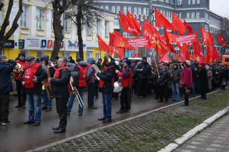Кировские коммунисты 7 ноября вышли на демонстрацию и митинг