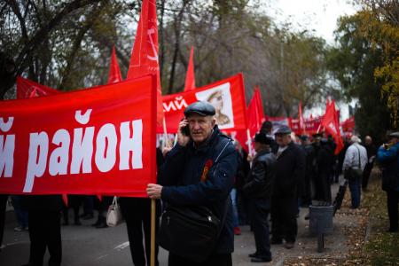«Смело, товарищи, в ногу!» Сталинградские коммунисты встретили годовщину Великого Октября праздничной демонстрацией и митингом
