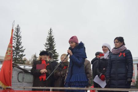 Алтайский край. Коммунисты провели праздничные демонстрацию и митинг