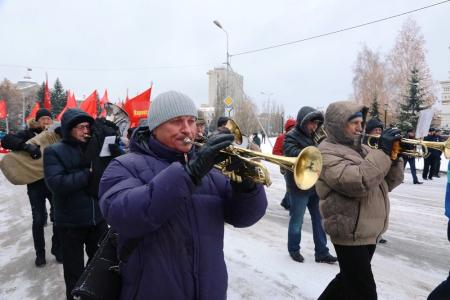 В Омске состоялись демонстрация и митинг, посвященные 101-й годовщине Великой Октябрьской социалистической революции