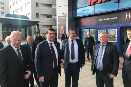 Олег Лебедев вручил почетные грамоты и комсомольские ордена заслуженными труженикам села Орловской области