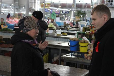 "Будем голосовать за Вас, Валентин Олегович!" Кандидат на пост главы Хакасии В.О. Коновалов пообщался с работниками центрального рынка Абакана