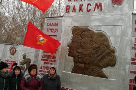 Алтайский край. Комсомольцы и пионеры заложили «капсулу времени» для молодежи из будущего
