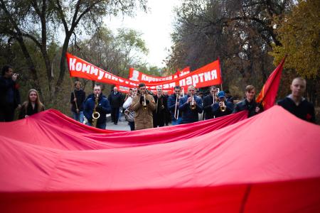 «Смело, товарищи, в ногу!» Сталинградские коммунисты встретили годовщину Великого Октября праздничной демонстрацией и митингом