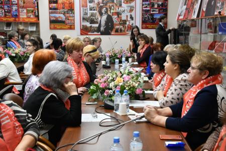 «Матери выбирают социализм». В канун Дня матери коммунисты в Госдуме провели круглый стол