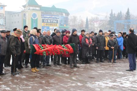 Коммунисты Республики Алтай возложили цветы к памятникам В.И. Ленину