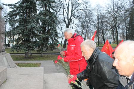 Костромские коммунисты провели красный автопробег, посвященный 101-й годовщине Великого Октября 