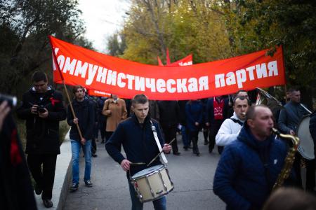 «Смело, товарищи, в ногу!» Сталинградские коммунисты встретили годовщину Великого Октября праздничной демонстрацией и митингом
