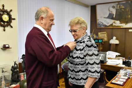 Г.А. Зюганов наградил памятными орденами ЦК КПРФ в честь 100-летия Ленинского Комсомола коллектив газеты «Правда»
