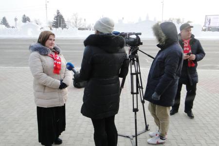 Амурские коммунисты вручили губернатору подписи против «мусорной реформы»