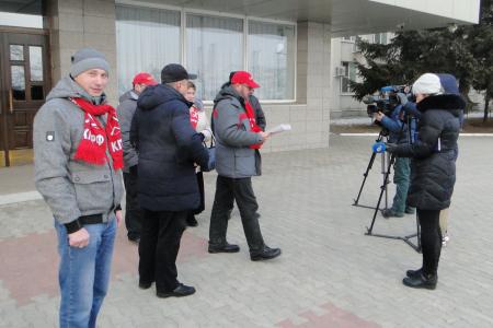 Амурские коммунисты вручили губернатору подписи против «мусорной реформы»