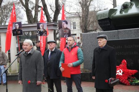 "Да здравствует Сталин! Правительство Медведева в отставку!​". Митинг КПРФ в Симферополе