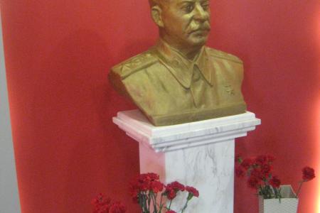 Ярославская область. Цветы к бюсту И. В. Сталина