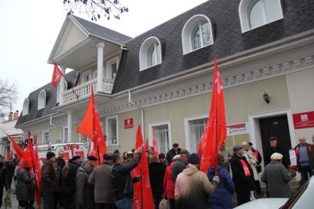 "Да здравствует Сталин! Правительство Медведева в отставку!​". Митинг КПРФ в Симферополе