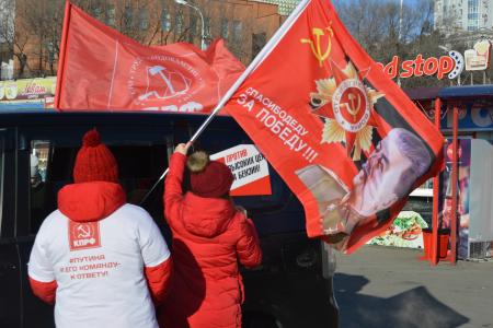 Хабаровские коммунисты провели автопробег против высоких цен на топливо