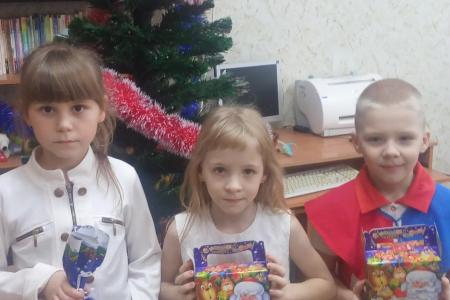 Саратовская область. Коммунисты города Балашова поздравили детей на новогоднем утреннике
