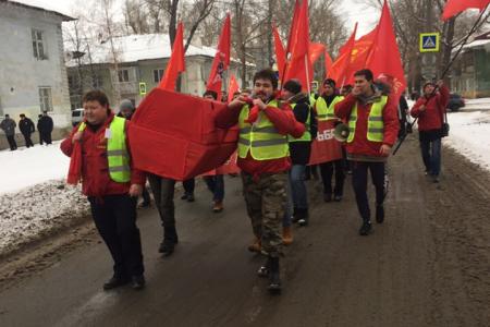 Самарские комсомольцы провели торжественную церемонию похорон капитализма