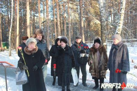 Тюменские коммунисты возложили красные гвоздики к памятнику И.В. Сталину