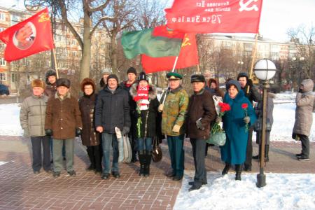 В Калуге коммунисты возложили цветы к к Вечному Огню и памятнику Гергию Жукову