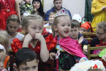 "Снеговик и Фунтик против Бабы Яги". Тюменский обком КПРФ проводит детские новогодние утренники 