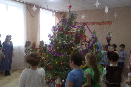 Саратовская область. Коммунисты города Балашова поздравили детей на новогоднем утреннике