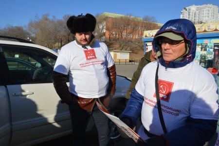Хабаровские коммунисты провели автопробег против высоких цен на топливо