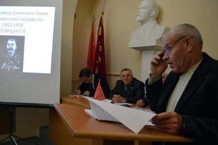 В помещении Орловского обкома КПРФ состоялись общественные слушания по вопросу установки бюста И.В. Сталину