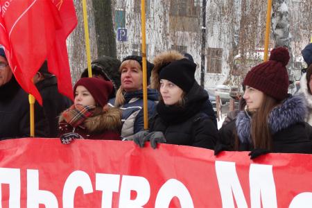 Остановим разрушительную политику власти, ввергнувшую народ в нищету, страну в глубокий кризис! Пикет КПРФ в Курске