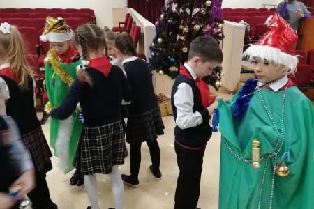 В Новосибирске комсомольцы Центрального районного отделения КПРФ организовали новогоднюю ёлку для пионеров СОШ №23