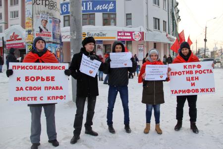 Лидер коммунистов Томской области Наталья Барышникова в канун Нового года вышла в пикет в образе Снегурочки