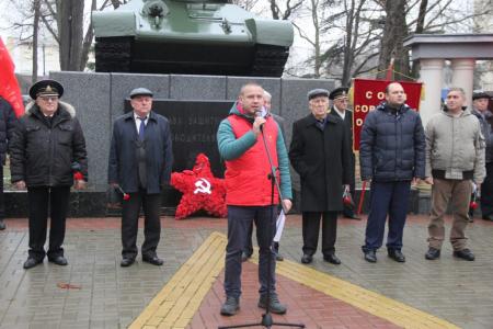 "Да здравствует Сталин! Правительство Медведева в отставку!​". Митинг КПРФ в Симферополе