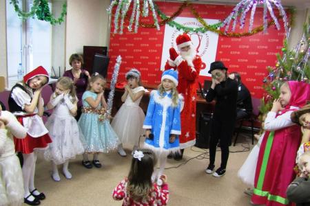 Курганские коммунисты пригласили детей в гости в сказку