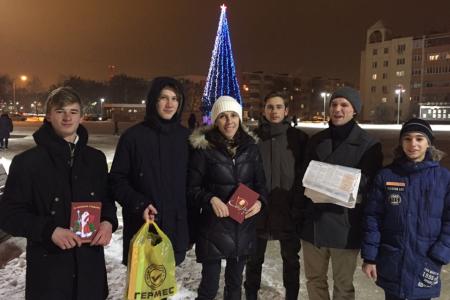 Белгородская область: Комсомольцы п.Разумное поздравили ветеранов с наступающим Новым годом!